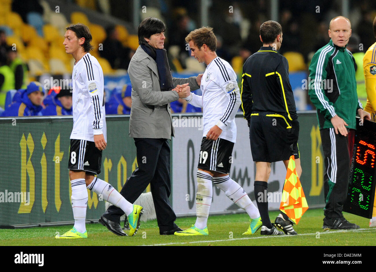 Deutschlands Trainer Joachim Löw (2 L) Ersatz Mario Götze (C) und Mesut Özil (l) während der freundliche Fußball match Ukraine Vs Deutschland im Olimpijskij-Stadion in Kiew, Ukraine, 11. November 2011. Foto: Thomas Eisenhuth dpa Stockfoto