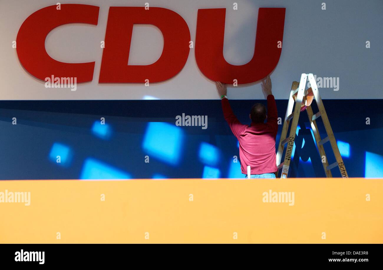 Ein Arbeiter bereitet das CDU-Logo auf dem Messegelände in Leipzig, Deutschland, 12. November 2011. Vom 14. bis 15. November 2011 statt die 24. Bundes-Parteitag von der Christlich Demokratischen Union Deutschlands (CDU) findet in Leipzig. Foto: PETER ENDIG Stockfoto