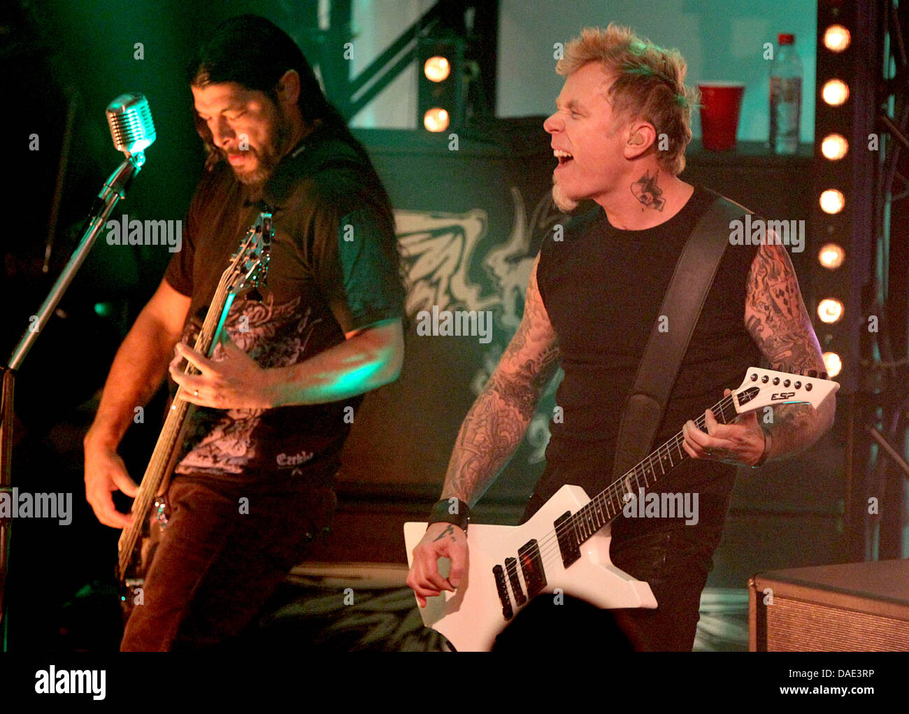 Sänger und Gitarrist der Band Metallica James Hetfield (R) und Bassist Robert Trujillo führen in Köln, Deutschland, 11. November 2011. Heavy-Metal-Band Metallica und US-amerikanische Sängerin Lou Reed durchgeführt ihr gemeinsame Projekt "Lulu" für ein Radio-Konzert. Foto: Oliver Berg Stockfoto