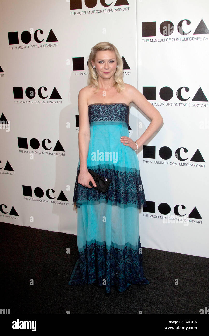 Schauspielerin Kirsten Dunst kommt bei der 2011 MOCA Gala - "ein Künstler leben Manifest" im Museum Of Contemporary Art - Moca Grand Avenue in Los Angeles, USA, im 12. November 2011. Foto: Hubert Boesl Stockfoto