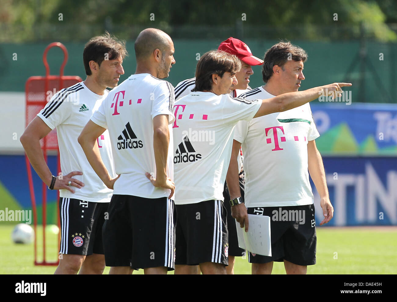 Assistenztrainer Carles Planchart (L-R), Head coach Pep Guardiola, Fitness-Coach Lorenzo Buenaventura, Co-Trainer Hermann Gerland und Co-Trainer Domenec Torrent während des Trainings auf das Team-Trainingslager in Arco, Italien, 11. Juli 2013 stehen. FC Bayern München bereitet für die kommende Saison 2013/14 auf ihr Trainingslager in Arco, Italien vom 04 Juli bis 12. Juli 2013. Foto: KARL-JOSEF HILDENBRAND Stockfoto