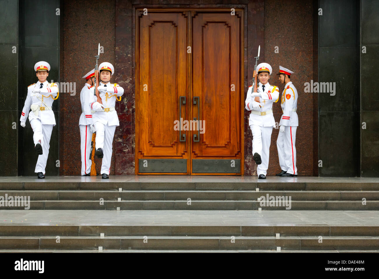 Die Wachablösung auf dem Ho-Chi-Minh-Mausoleum in Hanoi, Vietnam Stockfoto