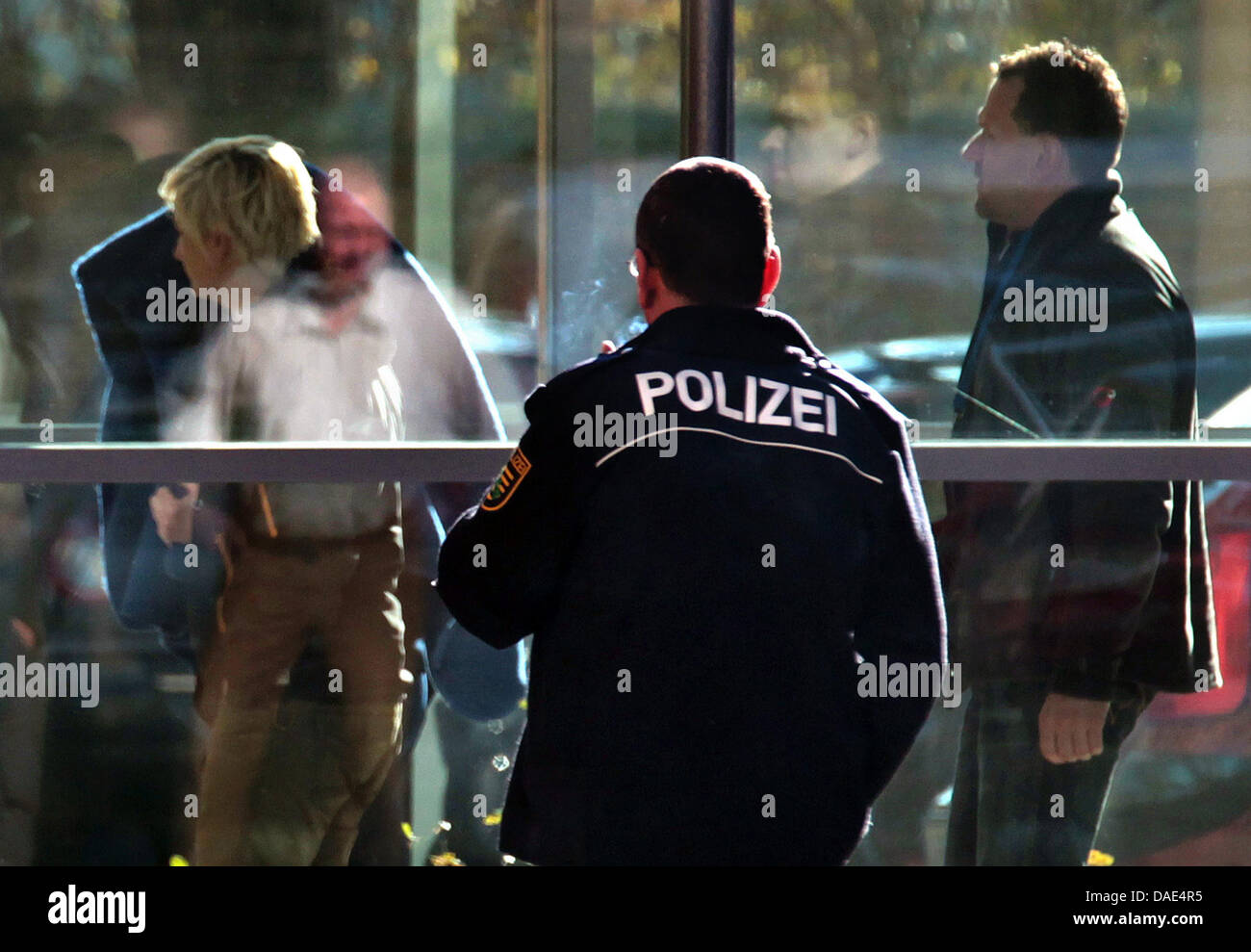 Polizisten führen eine 36 jährige Beate Z. aus einem Gebäude der Staatsanwaltschaft in Zwickau, Deutschland, 9. November 2011. Bundesverfolger haben die Polizistin erschlagen sowie eine Reihe von bisher ungelösten Morden an neun im Ausland geborenen Imbissstände und Shop-Betreiber, den Spitznamen "Döner Morde", um eine mutmaßliche Terrorzelle Neonazi verbunden. Beate Z. darf die Terr angehören. Stockfoto