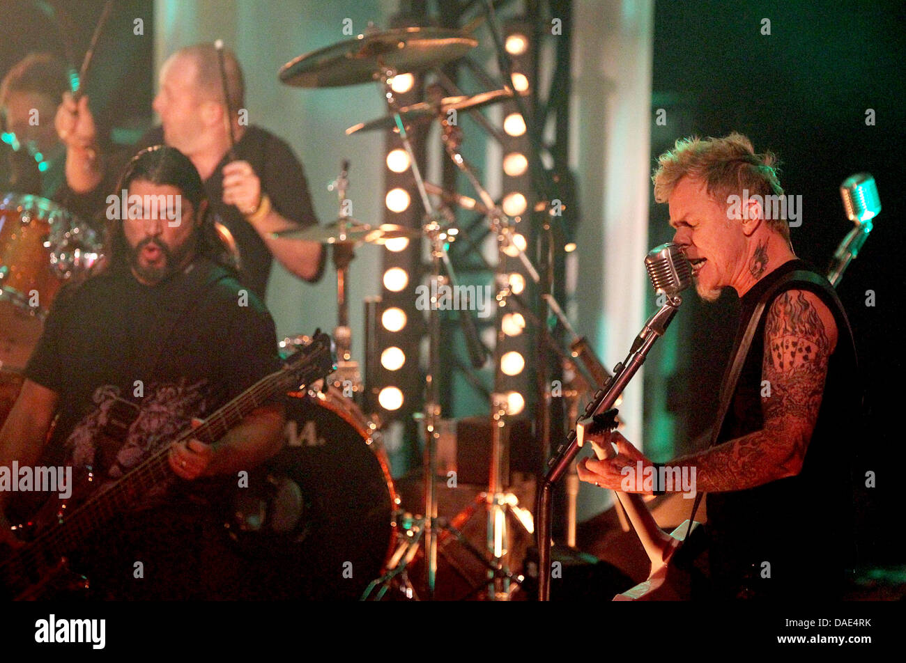 Sänger der Heavy-Metal-Band Metallica James Hetfield (R), Bassist Robert Trujillo und Lars Ulrich (zurück) führen bei einem verbundenen Radio-Konzert des Projekts "Lulu" von Lou Reed und Metallica in Köln, Deutschland, 11. November 2011. Foto: Oliver Berg Stockfoto