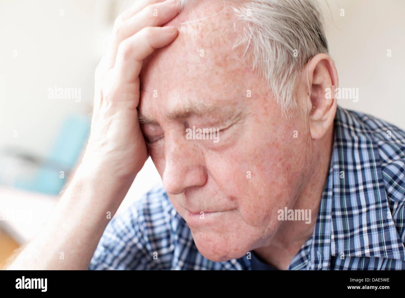 Ältere Mann mit Kopf in Händen Stockfoto