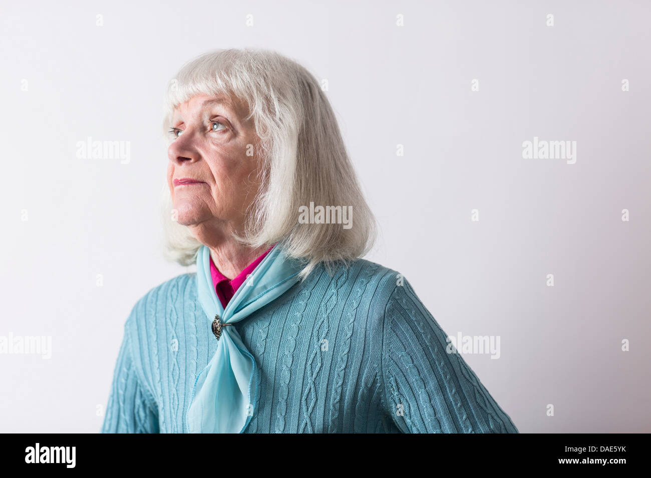 Ältere Frau mit grauen Haaren wegschauen Stockfoto