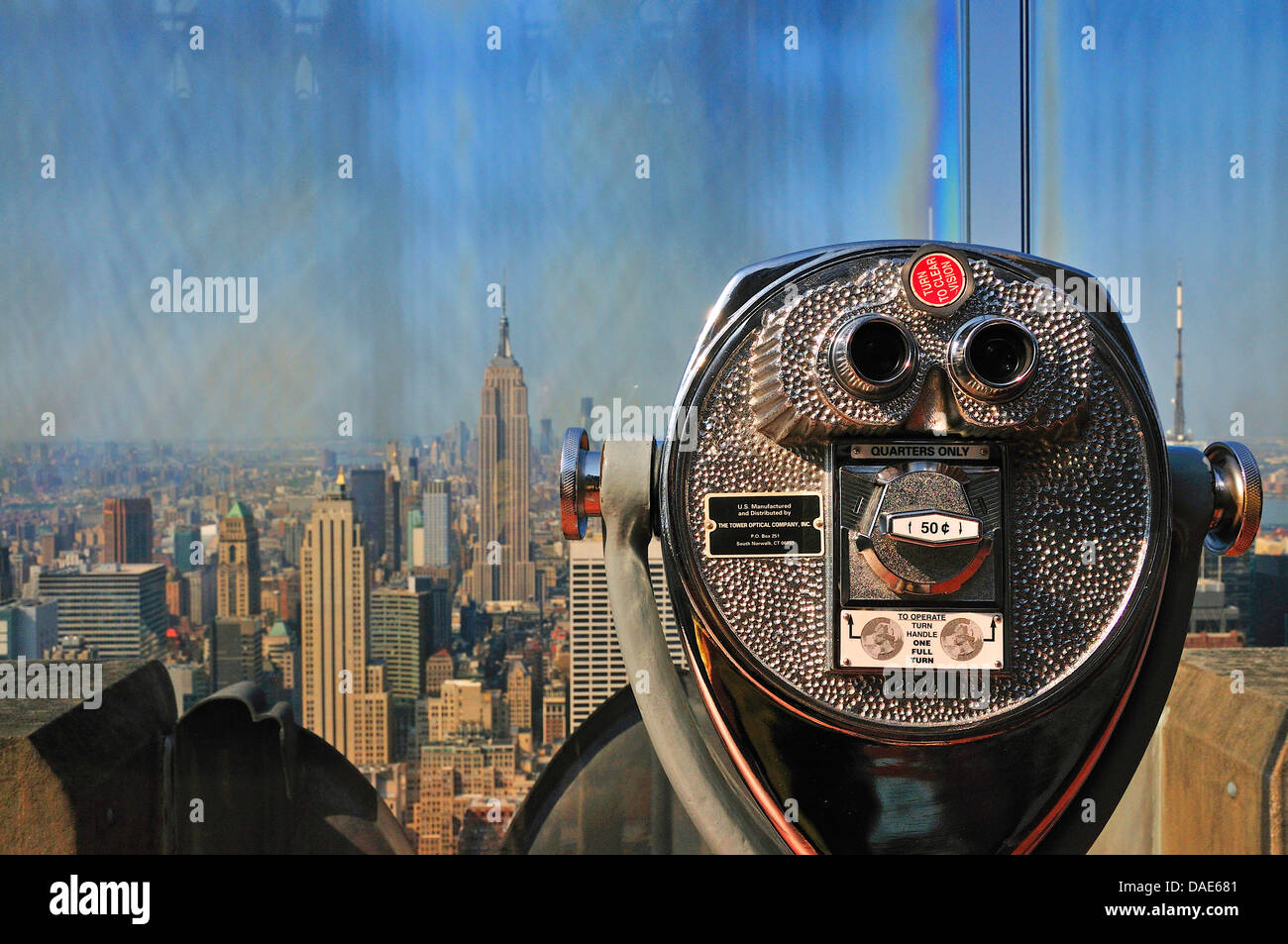Münze Teleskop vor Panoramablick von der Aussichtsplattform "Top of the Rock" des Rockefeller Center in Downtown Manhattan mit Empire State Building, USA, New York City, Manhattan Stockfoto