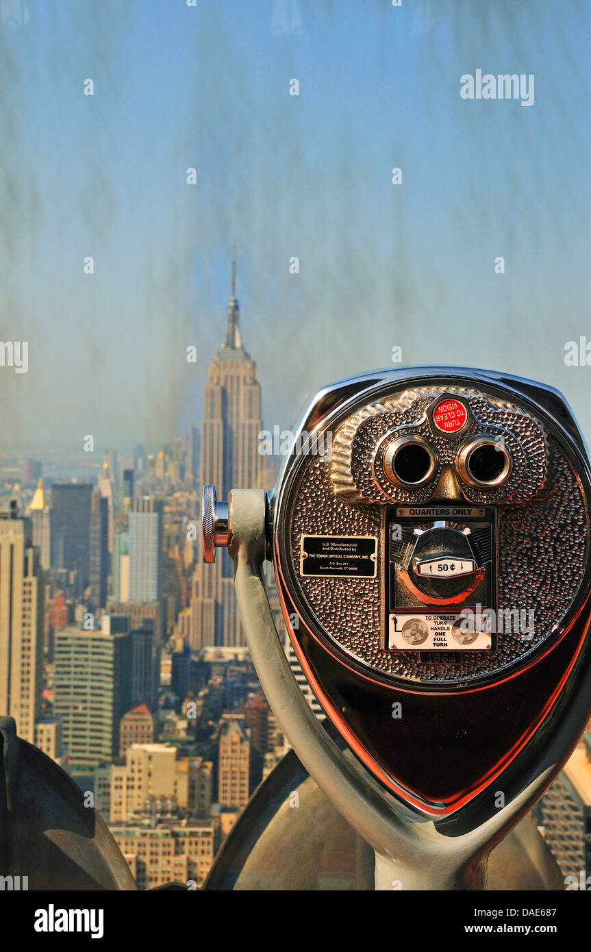 Münze Teleskop vor Panoramablick von der Aussichtsplattform "Top of the Rock" des Rockefeller Center in Downtown Manhattan mit Empire State Building, USA, New York City, Manhattan Stockfoto