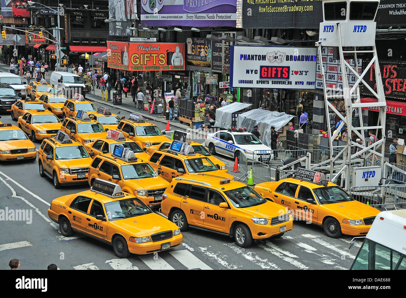 Rush Hour mit vielen Taxis am Times Square in Manhattan Midtown, USA, New York City Stockfoto