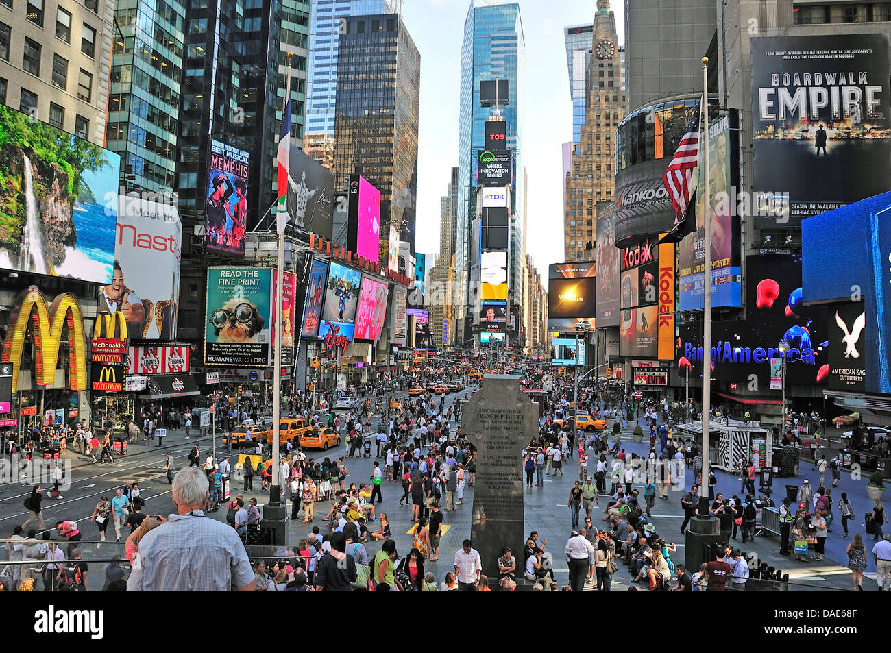 Panoramablick über die überfüllten Duffy Square am Times Square in Manhattan Midtown, USA, New York City Stockfoto