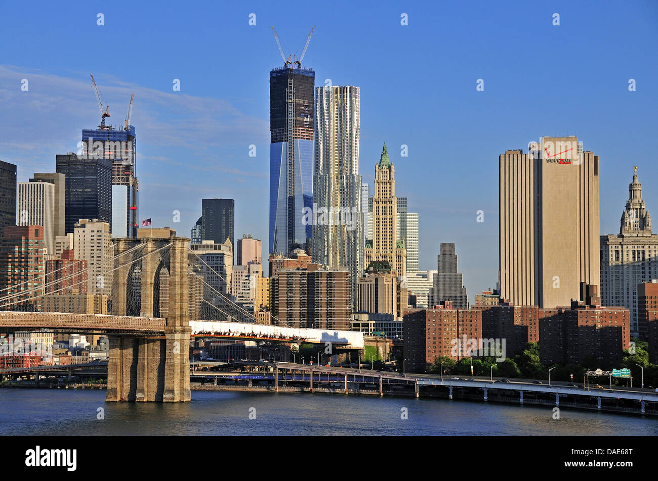 Panoramablick von der Manhattan Bridge über den East River und die Brooklyn Bridge auf die Skyline von Lower Manhattan mit dem One World Trade Center am Ground Zero in der Mitte und der postmodernen 8 Spruce Street und der neugotischen Woolwor, USA, New York City, Manhattan gebaut ist Stockfoto