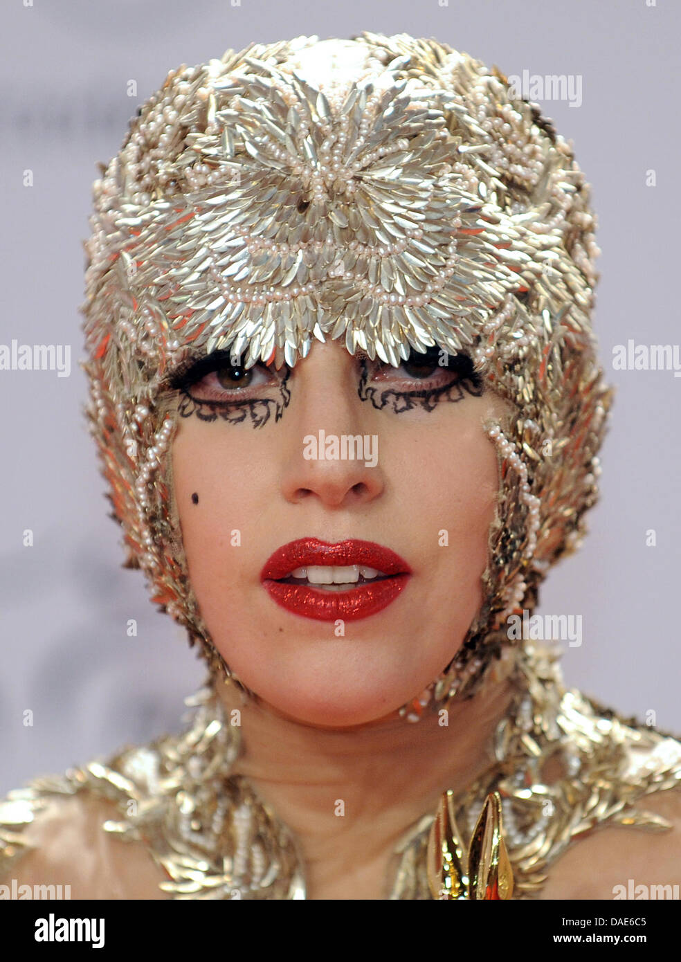 (DATEI) Eine Archivfoto vom 10. November 2011 zeigt, dass Lady Gaga im Presseraum bei der "Bambi" in Wiesbaden, Deutschland vergibt. Sie arbeiteten zusammen auf Lady Gagas greatest Hits, jetzt die US-Sängerin und ihr Kreativdirektorin Laurieann Gibson sind getrennte Wege. Nach "The Hollywood Reporter" werden sowohl der Künstler nicht in der Zukunft zusammenarbeiten. Weder Gaga oder Gibson h Stockfoto