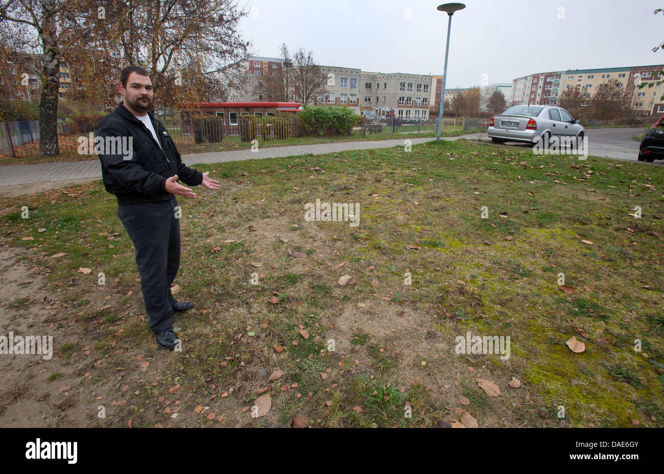 23-jährige stehen alte Manuel Stoeckel steht der Fomrer Tatort von Muder an einen Kebab auf Neudierkower Weg in Rostock, Deutschland, 15. November 2011. Der junge Mann war häufig Kunde von der Imbiss-Stand vor dem Angriff im Jahr 2004. Der gewaltsame Tod der Snack-Shop-Betreiber ist auch Suppoesed eines sogenannten Döner-Morde. Rechtsextreme Terroristen aus der "nationalsozialistischen Stockfoto