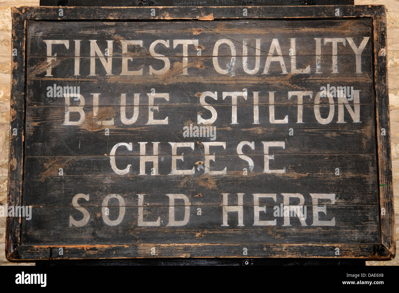 Feinste Blue Stilton Käse Holzschild am Bell Inn Stilton, Stilton Dorf, Cambridgeshire. Stockfoto