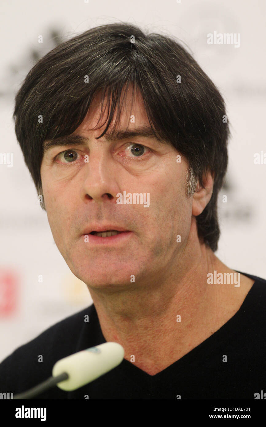 Deutschlands Trainer Joachim Löw spricht auf der Pressekonferenz nach die internationalen freundliche Fußball-Spiel Deutschland Vs Niederlande Imtech Arena in Hamburg, Deutschland, 15. November 2011. Foto: Malte Christen Dpa/lno Stockfoto