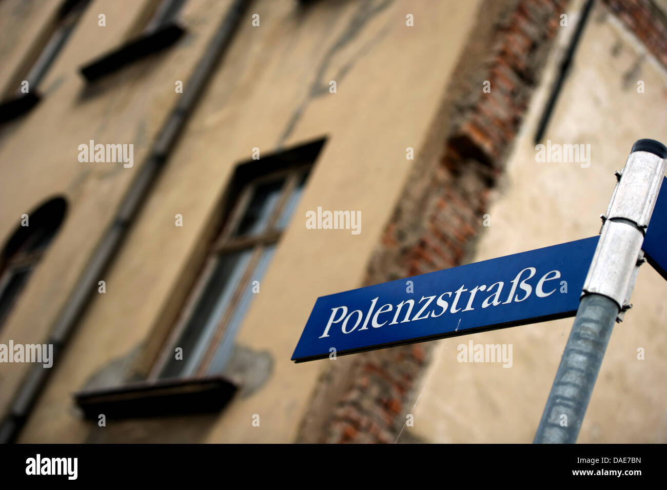 Das Straßenschild "Polenzstrasse" steht neben der Wand eines verfallenen Hauses in Zwickau, Deutschland, 16. November 2011. Eine Terror-Zelle aus Zwickau ist verantwortlich für eine Reihe von mindestens 10 Morde, Banküberfälle und Bombenangriffe statt. Sie gründeten in Jena, tauchte am Ende der 1990er Jahre und dann fuhr fort, aktiv von Zwickau. Der ARD deutsche Sender ma Stockfoto