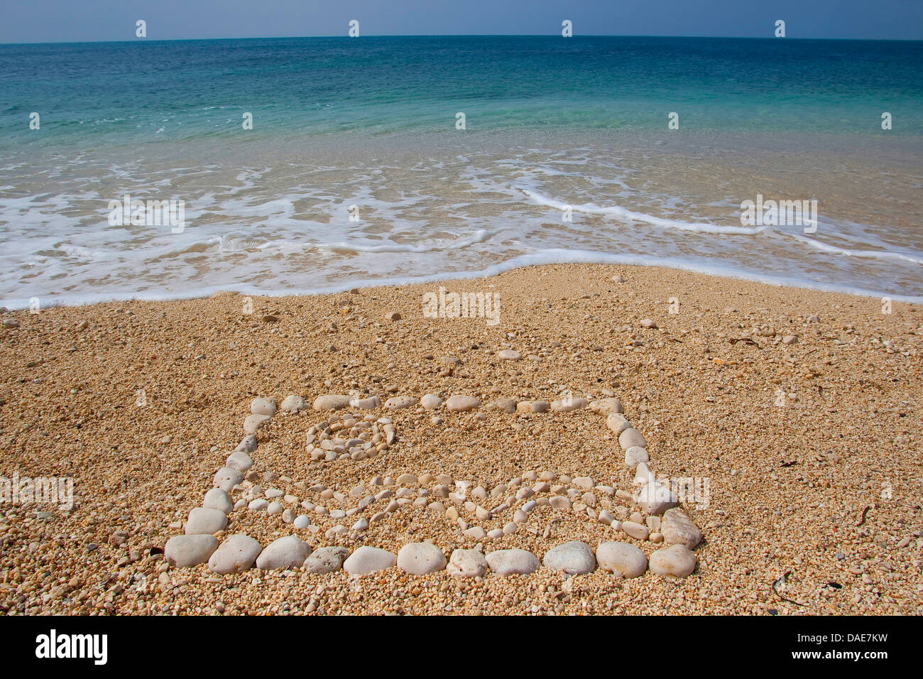 Mosaik aus Steinen gemacht in den Sand am Mittelmeer zeigt die Sonne über Meereswellen, Italien, Sizilien Stockfoto
