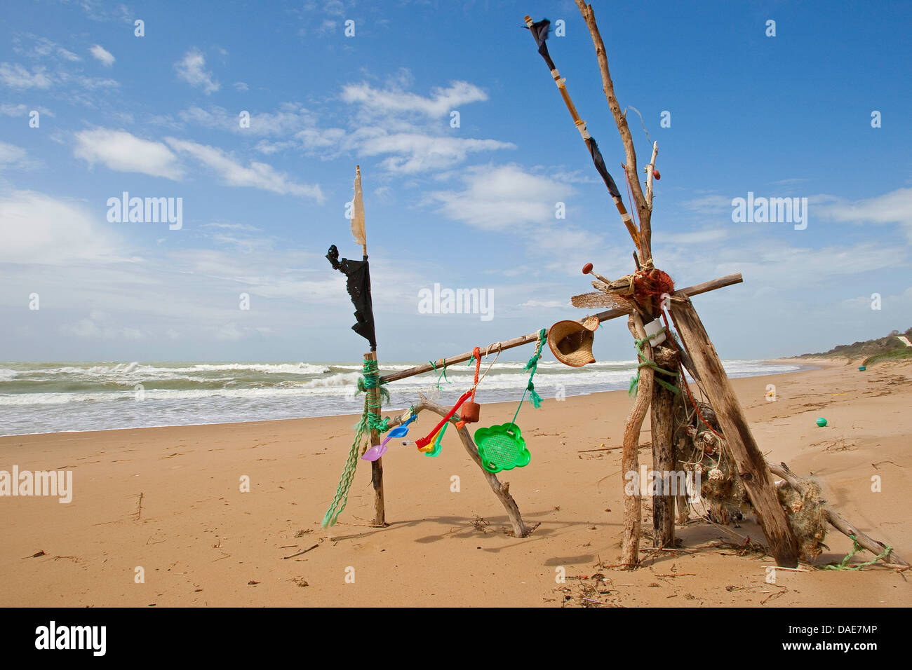 Mobile am Sandstrand gemacht von Treibgut und linken Spielzeug und Wurf, Italien, Sizilien Stockfoto