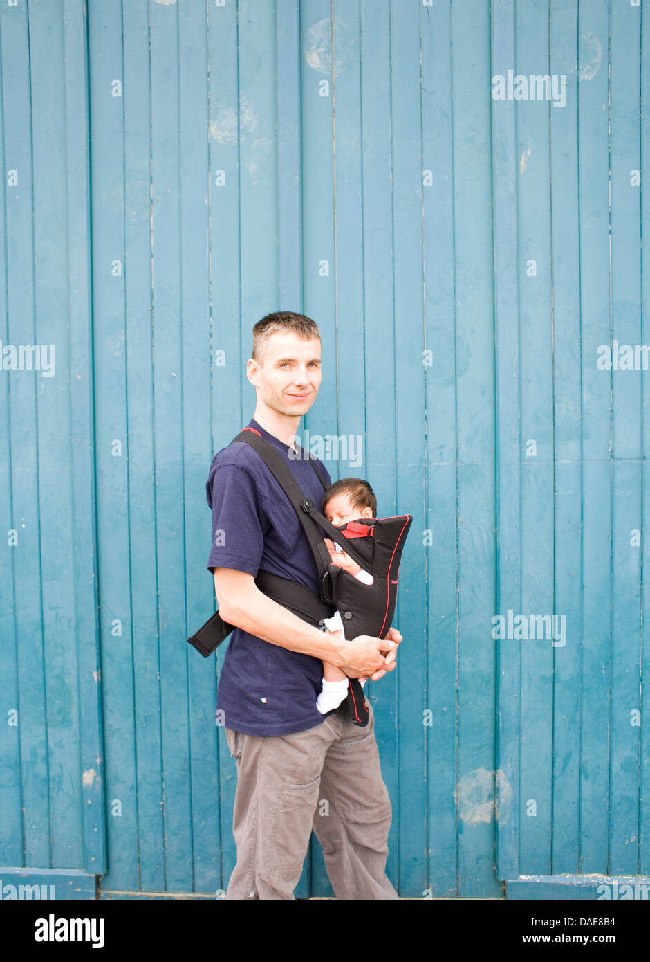 Vater und Baby Boy in Babytrage Stockfoto