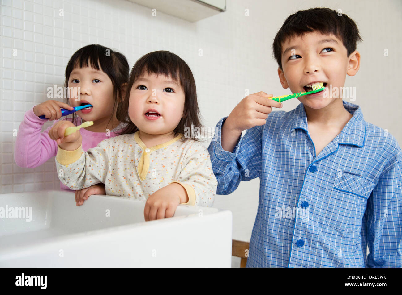 Bruder und Schwestern Zahnreinigung Stockfoto