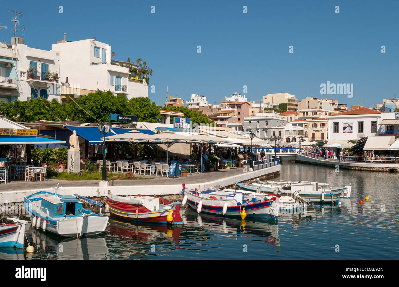 Angeln, Boote und Ben Restaurants, See Überlieferung, Agios Nikolaos, Kreta, Griechenland Stockfoto