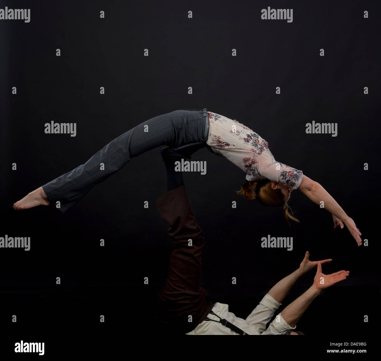Studioaufnahme von Akrobaten ausgleichende Trick durchführen Stockfoto
