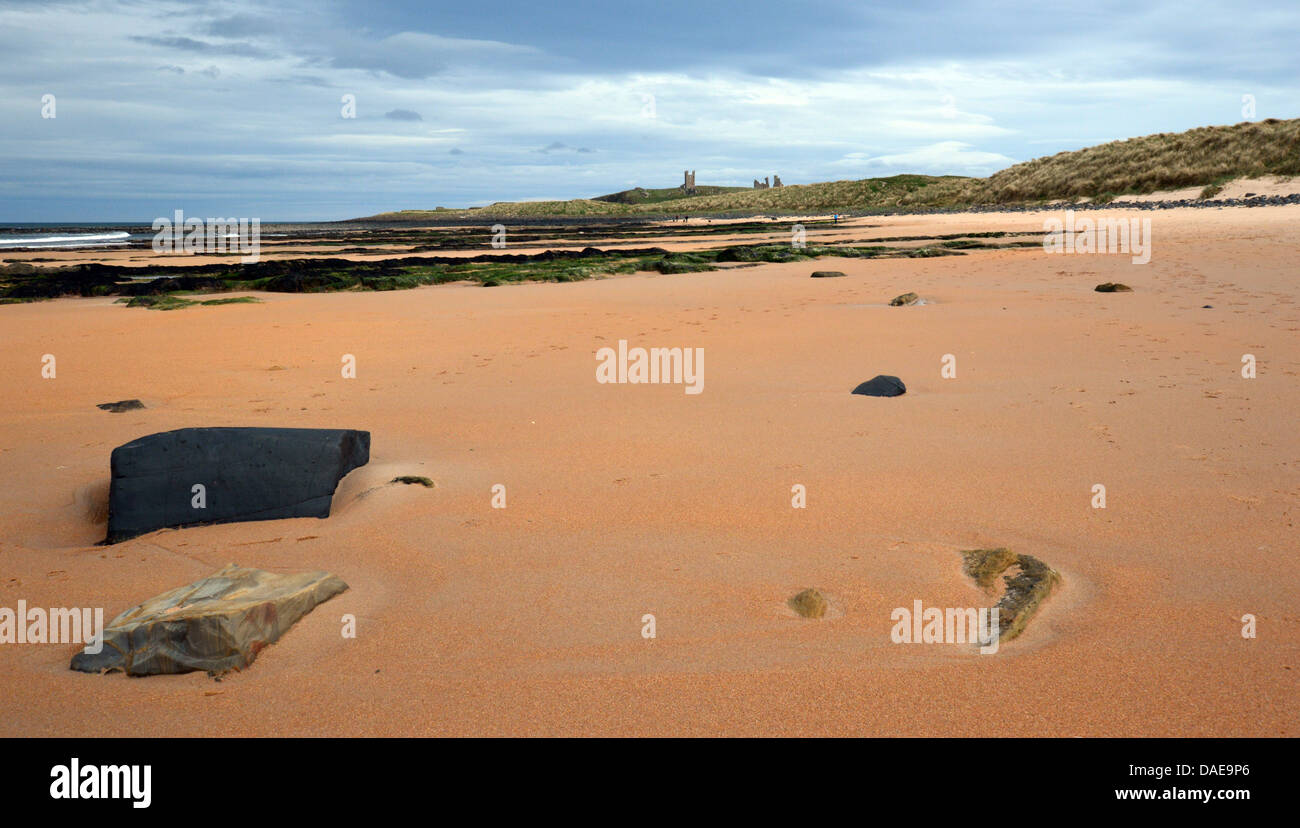 Embleton Strand und Dunstanburgh Castle St Oswald Weise lange Entfernung Fußweg Northumberland Küste Stockfoto