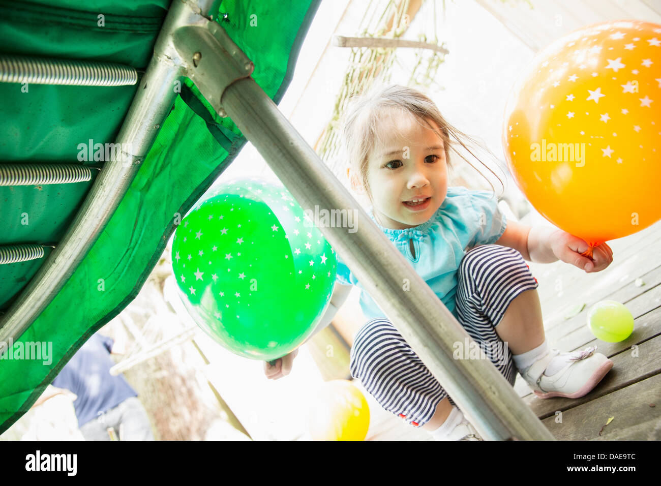 Junges Mädchen mit Luftballons Stockfoto