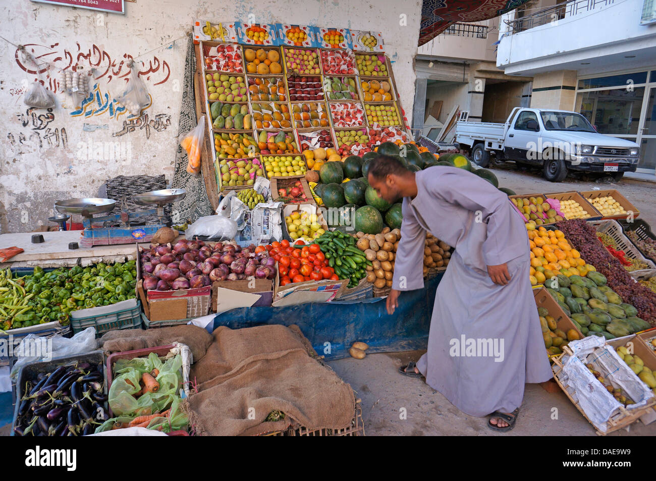 Obst und Gemüse Verkäufer auf seiner Straße Verkaufsstand, Ägypten, Hurghada Stockfoto