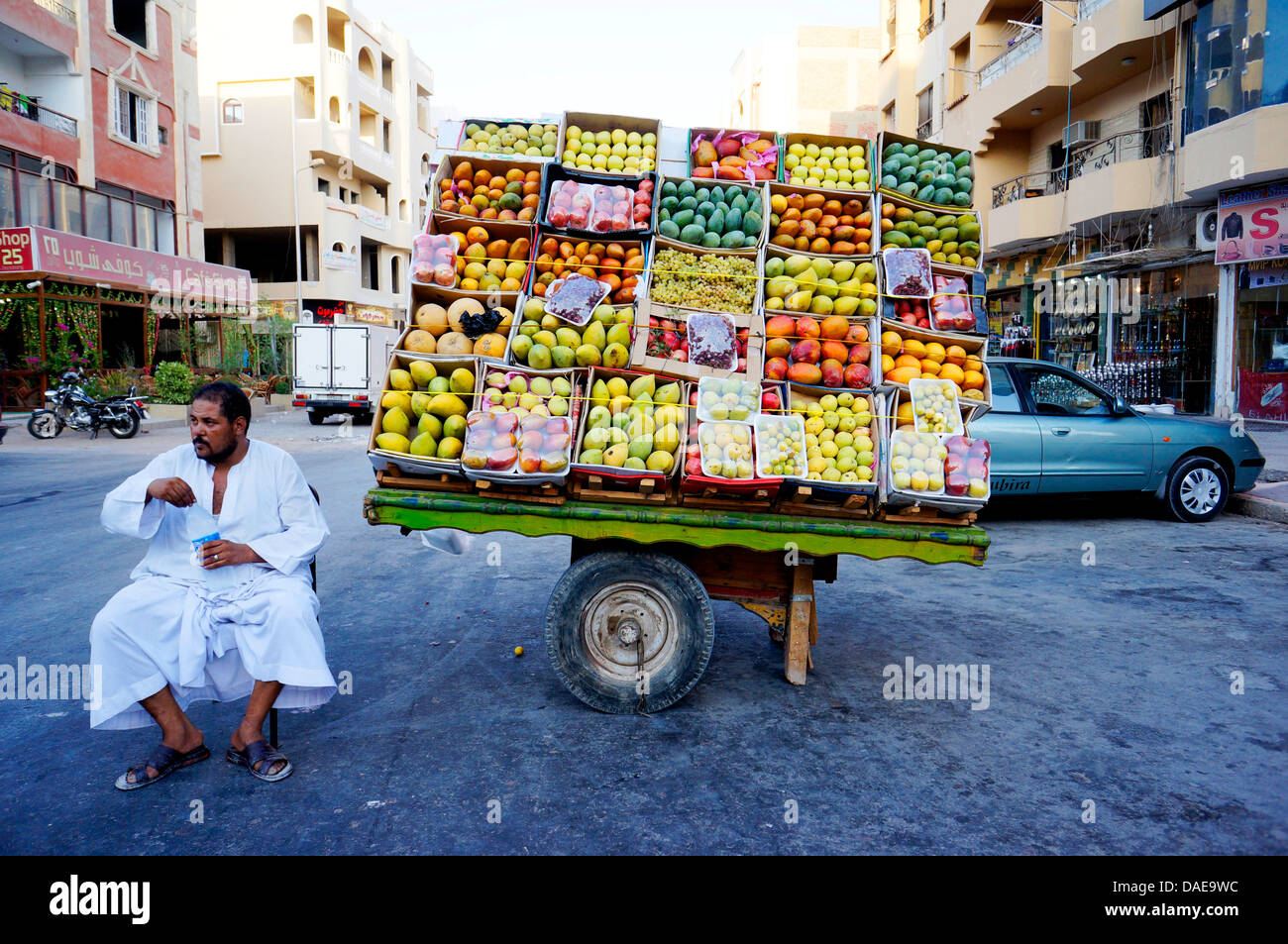 Obst und Gemüse Verkäufer auf seiner Straße Verkaufsstand, Ägypten, Hurghada Stockfoto