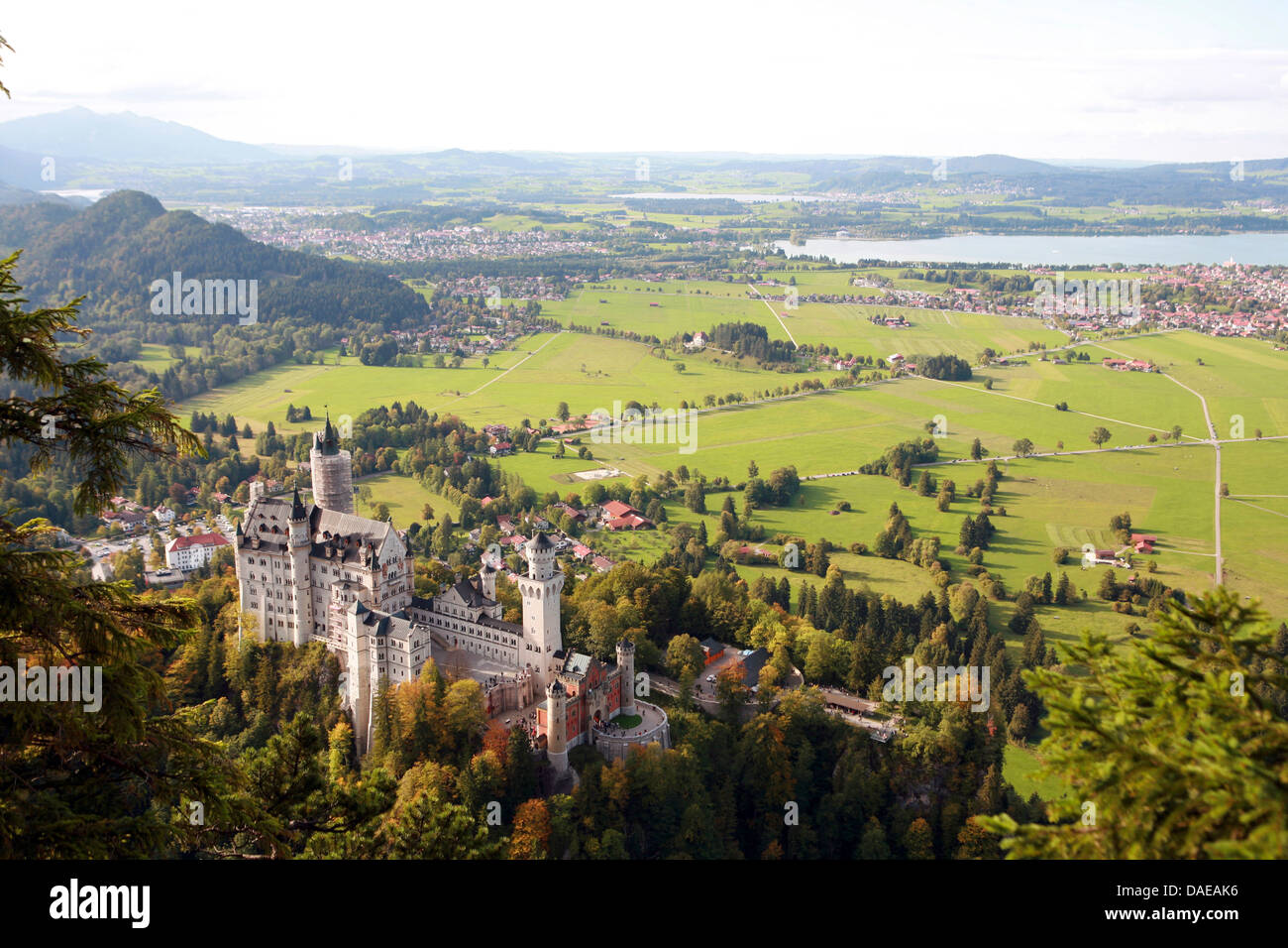 Schloss Neuschwanstein, Forggensee und Füssen im Hintergrund, Deutschland, Bayern, Schwangau Stockfoto