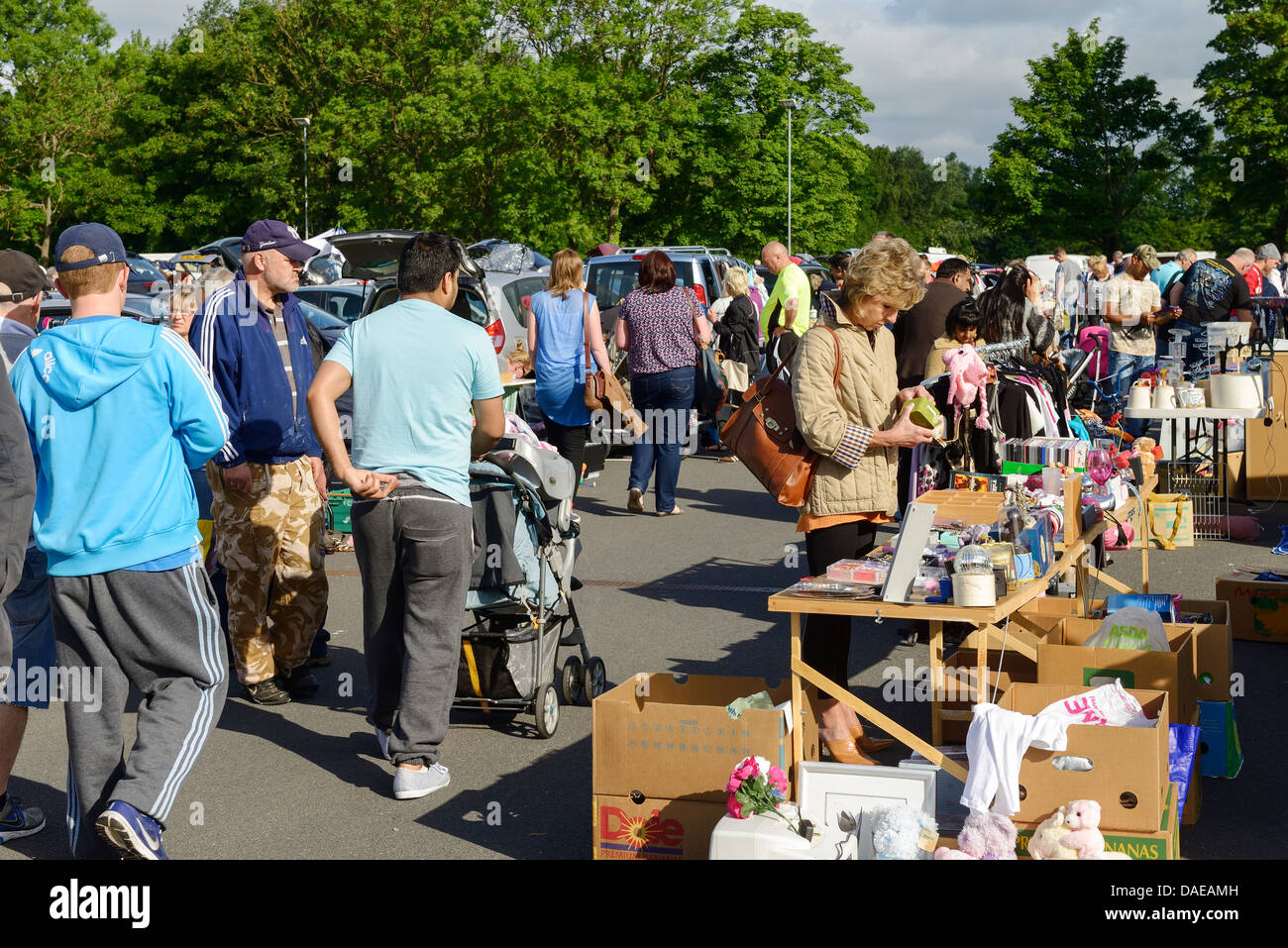 Shopper am Sonntagmorgen-Flohmarkt am Gräfin von Chester Hospital Stockfoto