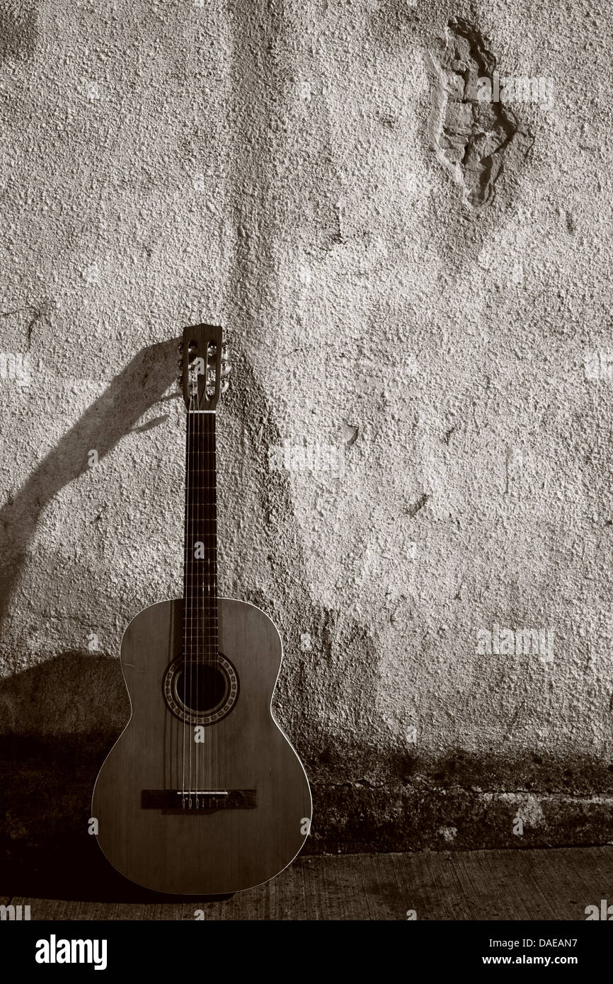 Nylon-Saiten-Gitarre Grunge Straße Wand in der Nacht. Monotone Bild. Stockfoto