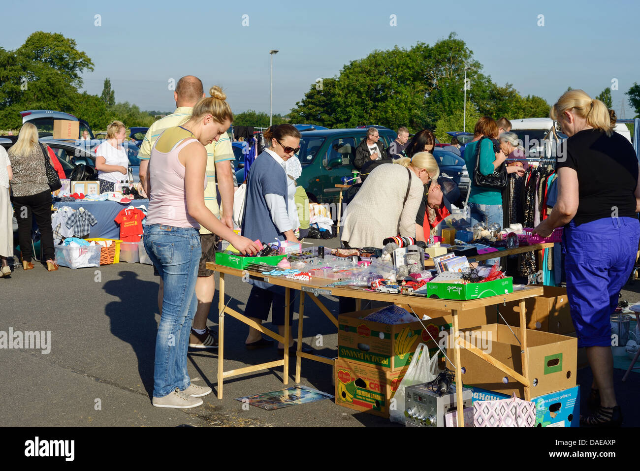 Shopper am Sonntagmorgen-Flohmarkt am Gräfin von Chester Hospital Stockfoto