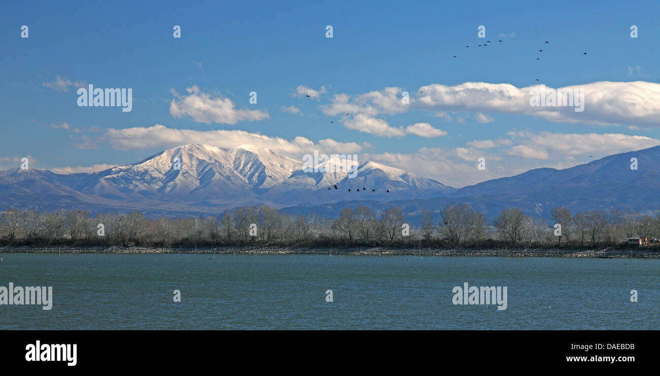 Blick über See Kerkini auf die Schnee bedeckten Belasiza Riesenerlebnis, Griechenland, Mazedonien, Lithotopos Stockfoto