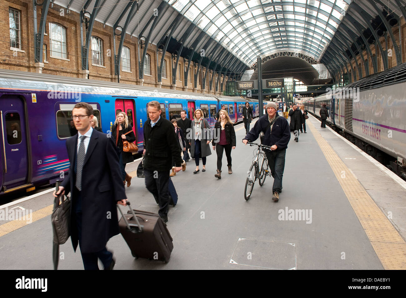 Pendler, die Ankunft am Bahnhof Kings Cross Railway, London, England. Stockfoto