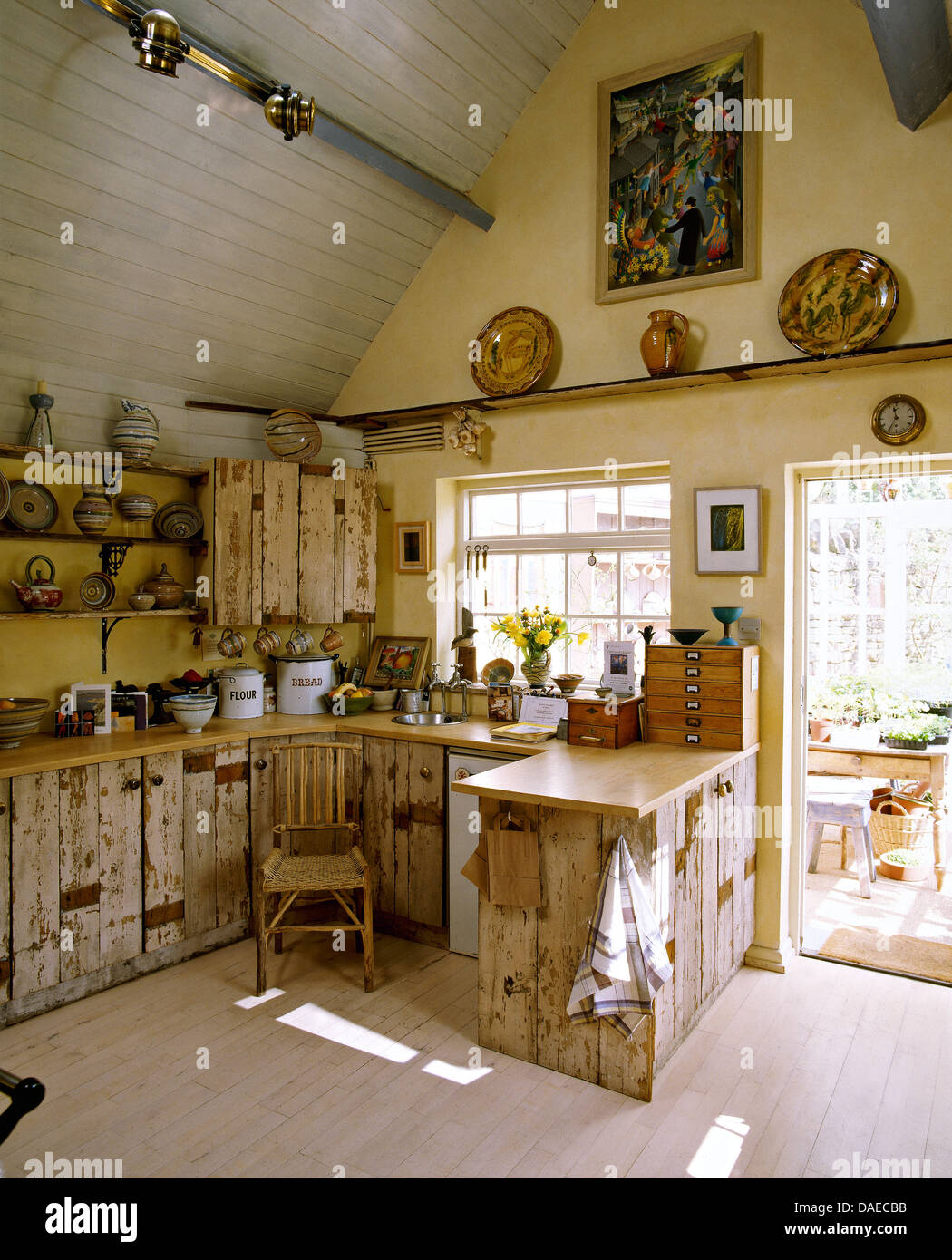 Rustikale Landhauskuche Mit Geretteten Holz Schranke Ein Steildach Und Wintergarten Uber Stockfotografie Alamy