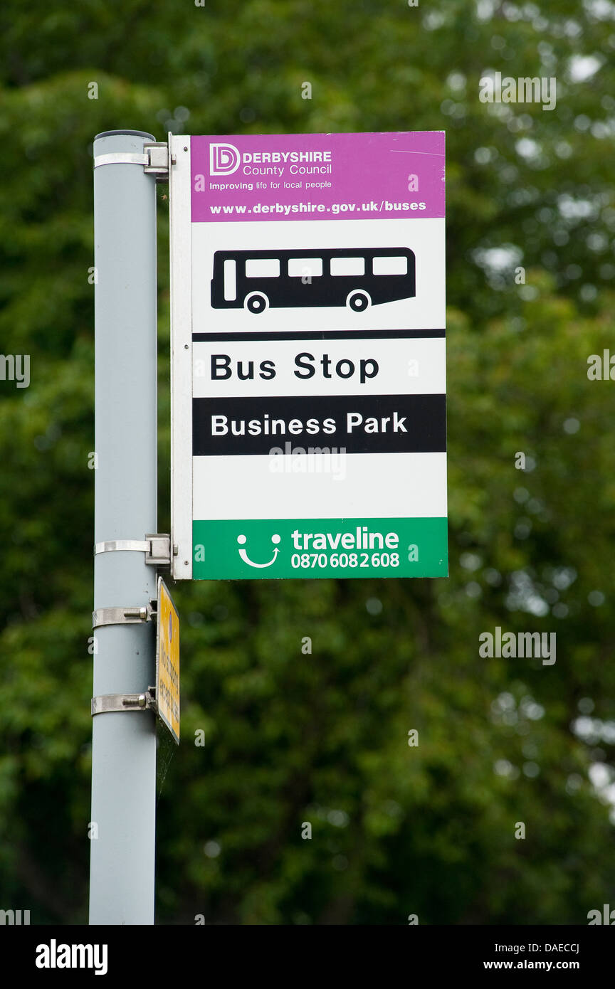 Bushaltestelle direkt vor einem Gewerbegebiet in Derbyshire, England. Stockfoto