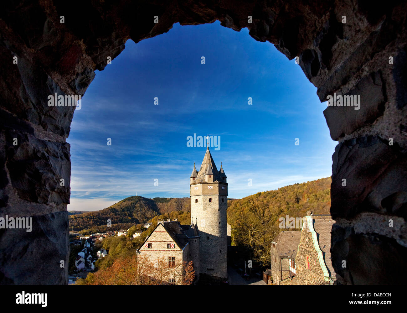 Blick durch ein Fenster mit Rundbogen auf Burg Altena am Klusenberg, Deutschland, Nordrhein-Westfalen, Sauerland, Altena Stockfoto