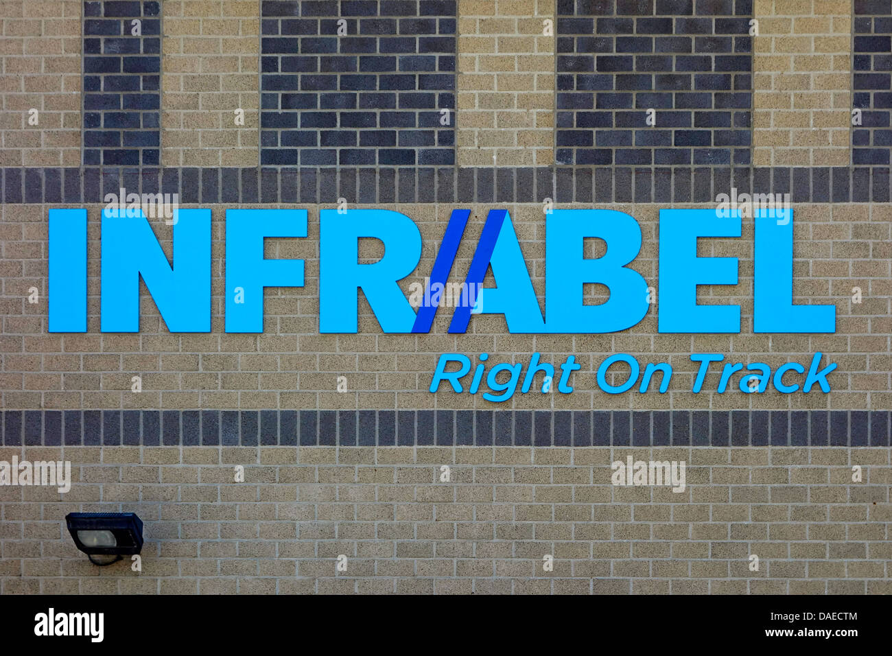 Logo von Infrabel, belgische staatliche Aktiengesellschaft Aufrechterhaltung des belgischen Eisenbahnnetzes, Belgien Stockfoto