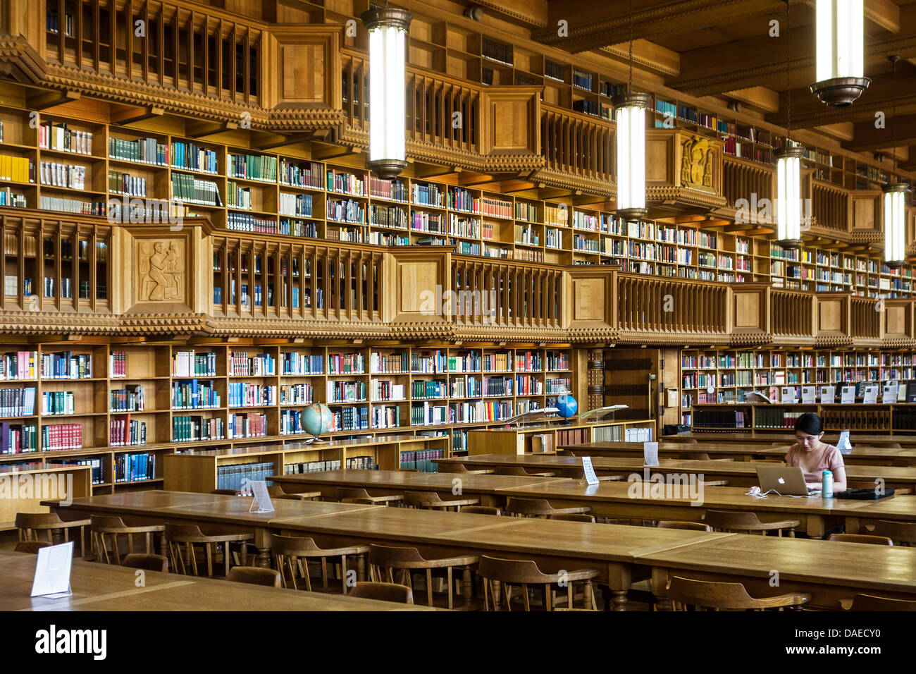 Innenraum zeigt große Bücherregale mit einer Sammlung von Büchern in der Universitätsbibliothek von Leuven / Louvain, Belgien Stockfoto
