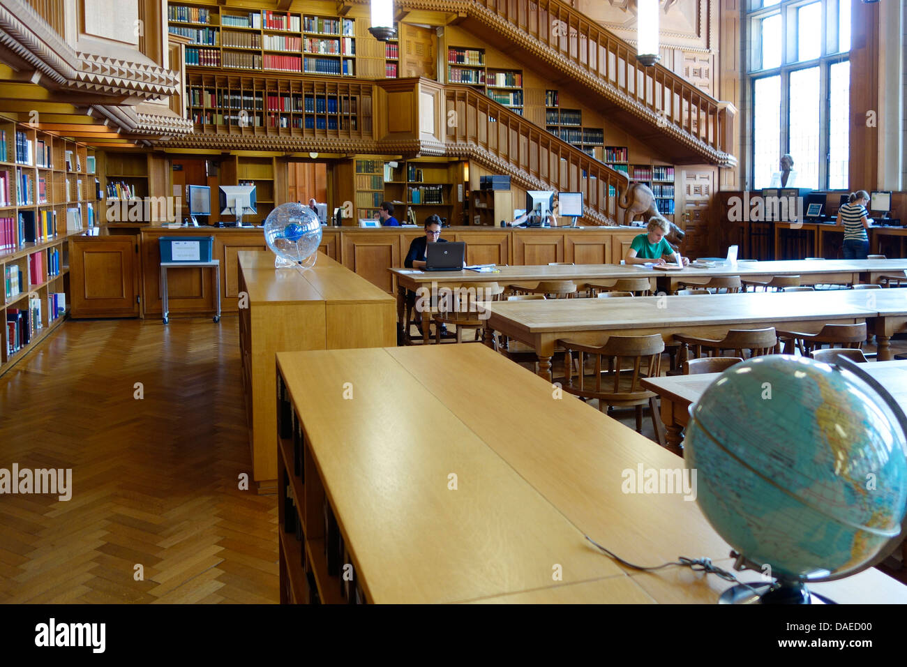 Grosse Bücherregale mit Sammlungen von Büchern und Studierende in der Universitätsbibliothek von Leuven / Louvain, Belgien Stockfoto