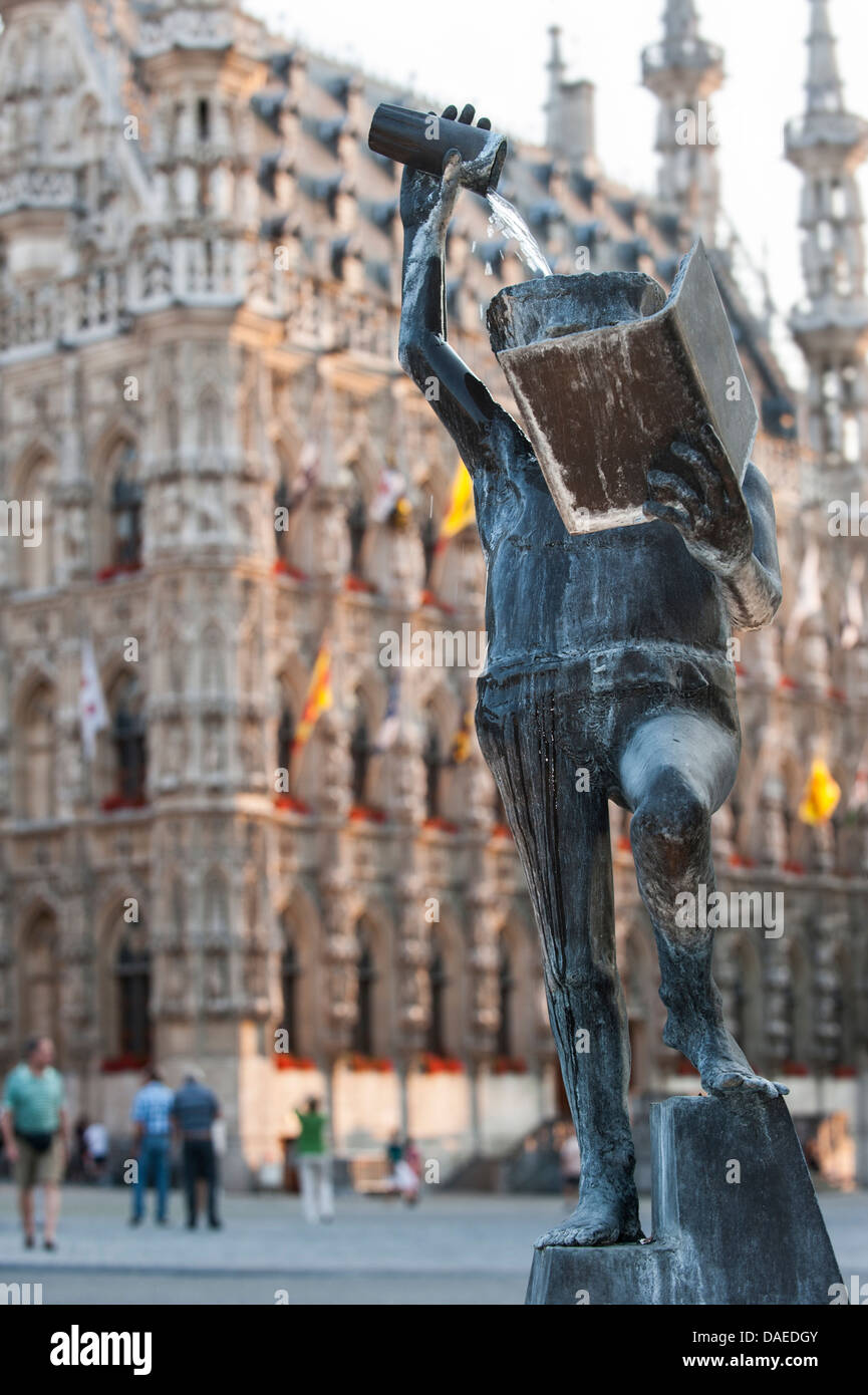 Statue von Fonske / Fons Sapientiae vor dem Rathaus in Leuven / Louvain, Flämisch-Brabant, Flandern, Belgien Stockfoto
