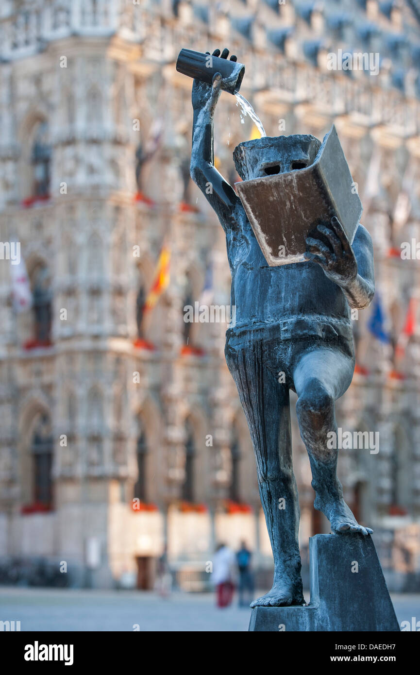 Statue von Fonske / Fons Sapientiae vor dem Rathaus in Leuven / Louvain, Flämisch-Brabant, Flandern, Belgien Stockfoto
