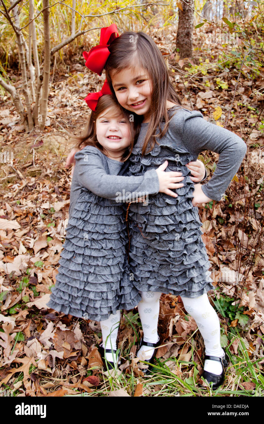 Zwei Schwestern umarmen Stockfoto