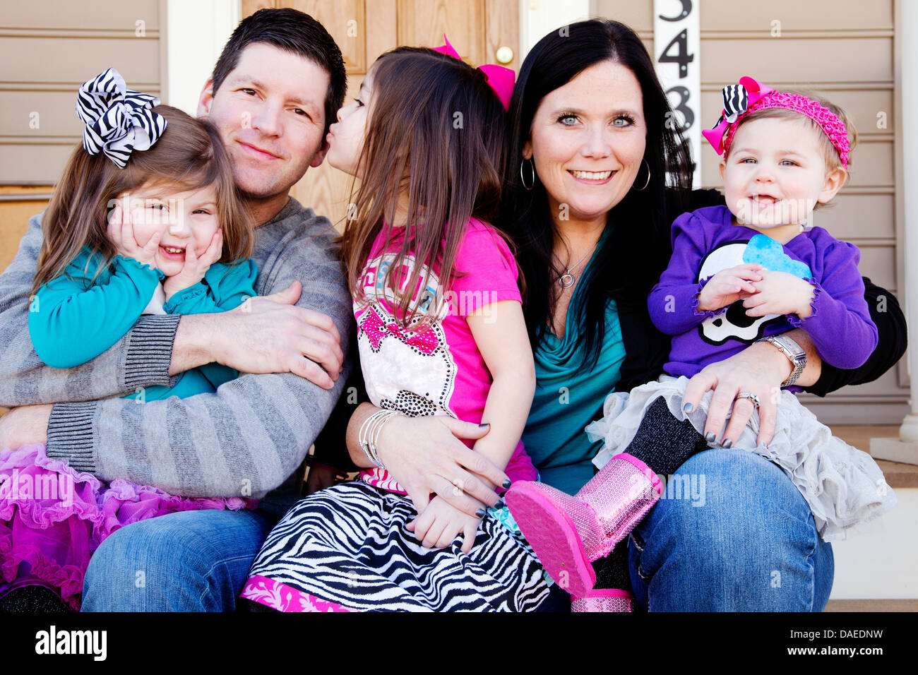 Glückliche Familie auf Veranda Schritte, Porträt Stockfoto