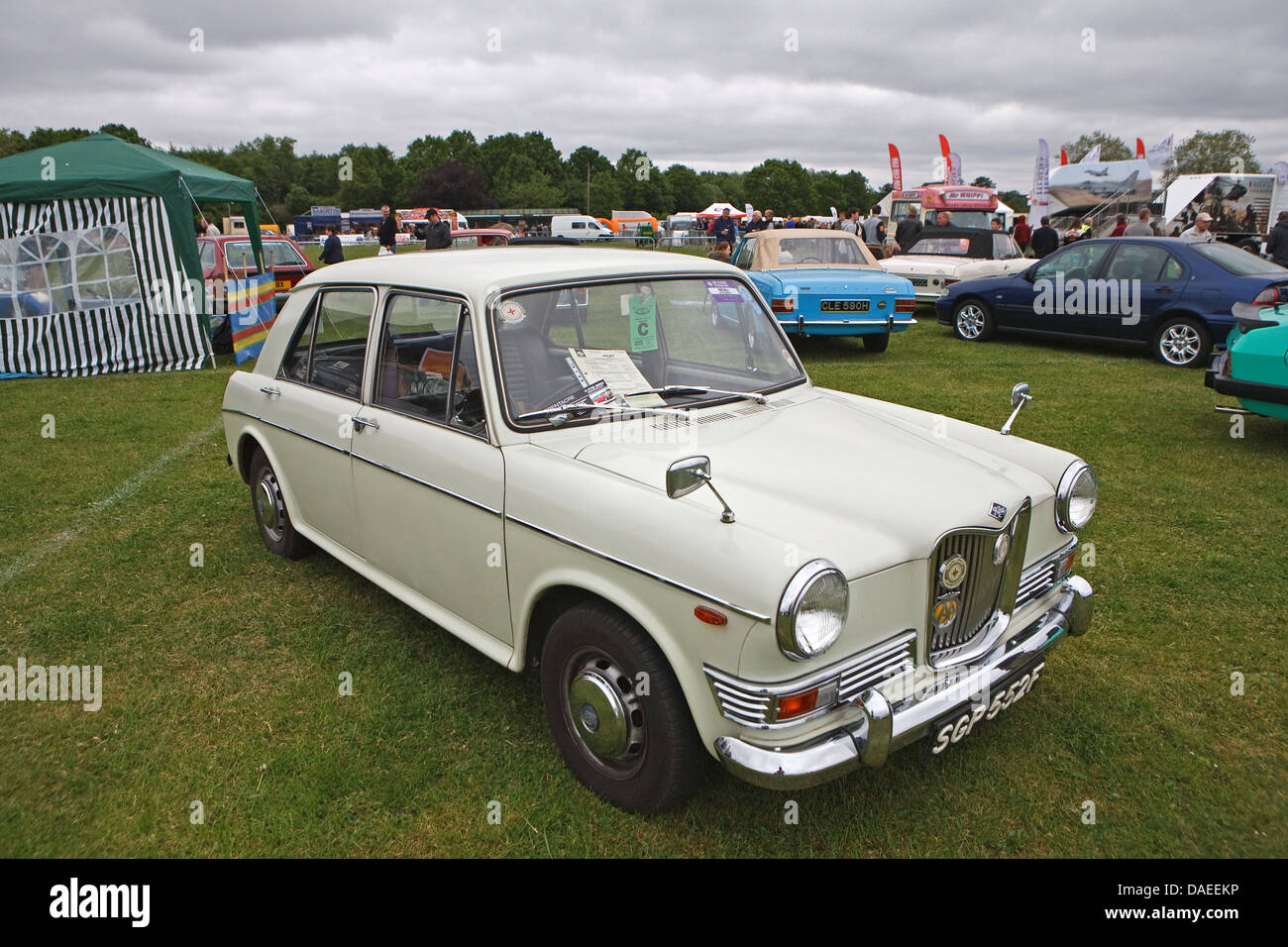 Eine weiße Riley Kestrel 1300 Limousine an Bromley Pageant Motorsport Oldtimer-Show in Norman Park. Stockfoto