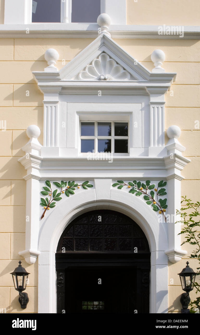 Fenster in weißen Portikus mit bemalten Blättern über Tür in deutschen Landhaus Stockfoto