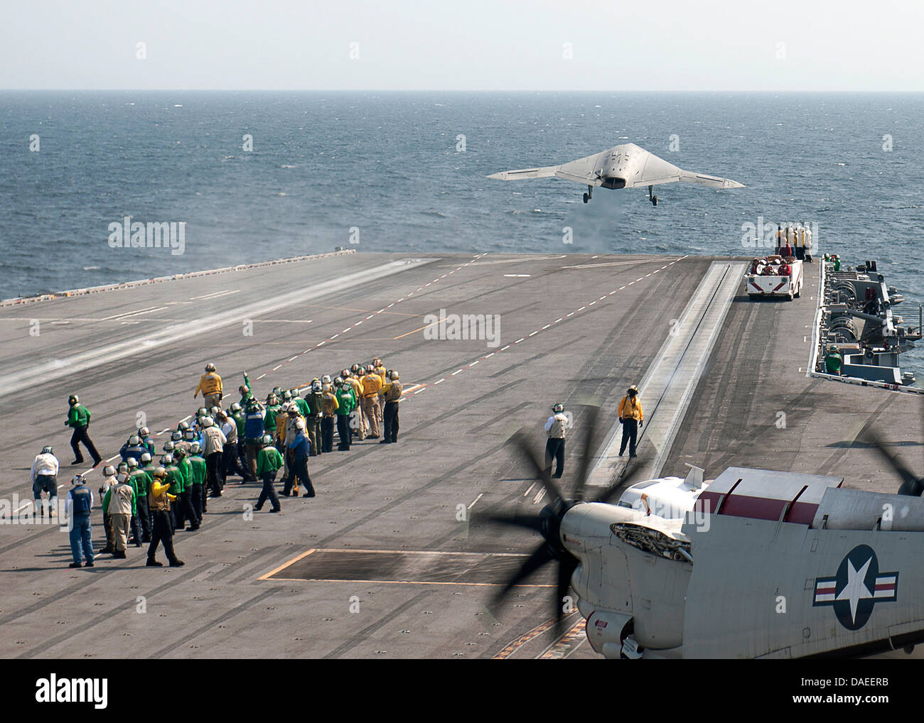 Eine US-Marine X-47 b unmanned combat Air Systems Drohne startet aus dem Flugdeck des Flugzeugträgers USS George H.W. Bush 10. Juli 2013 in Betrieb im Atlantischen Ozean. Die Landung war das erste Mal, das eine unbemannte Flugzeuge eine verhaftete Landung auf hoher See abgeschlossen. Stockfoto