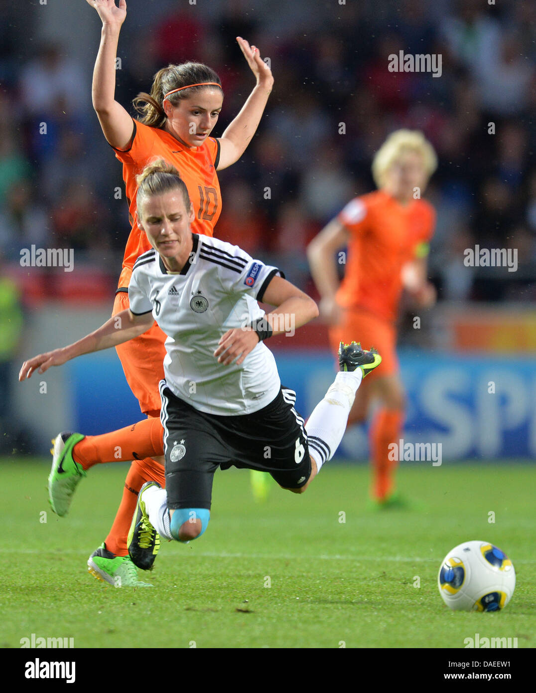 Växjö, Schweden. 11. Juli 2013. Simone Laudehr (l) von Deutschland kämpft um den Ball mit Danielle van de Donk der Niederlande während der UEFA Women's EURO 2013 Gruppe B Fußballspiel zwischen Deutschland und den Niederlanden an der Växjö Arena in Växjö, Schweden, 11. Juli 2013. Foto: Carmen Jaspersen/Dpa/Dpa/Alamy Live News Stockfoto